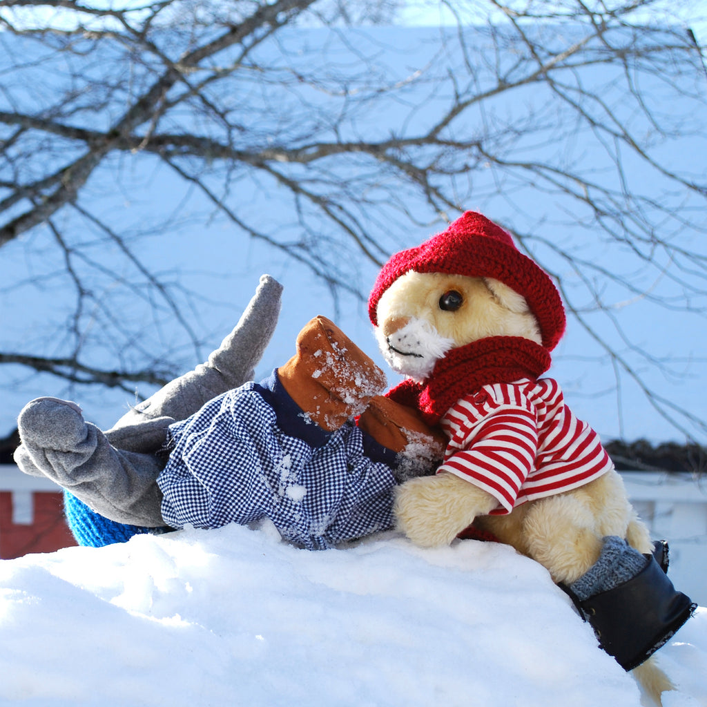 En mjukiselefant har ramlat omkull i snön med en nallebjörn bredvid sig - Bumbum klättrar högt - Bilderbok 1-3  år - OLIKA förlag - Författare och fotograf: Ann-Christine Magnusson