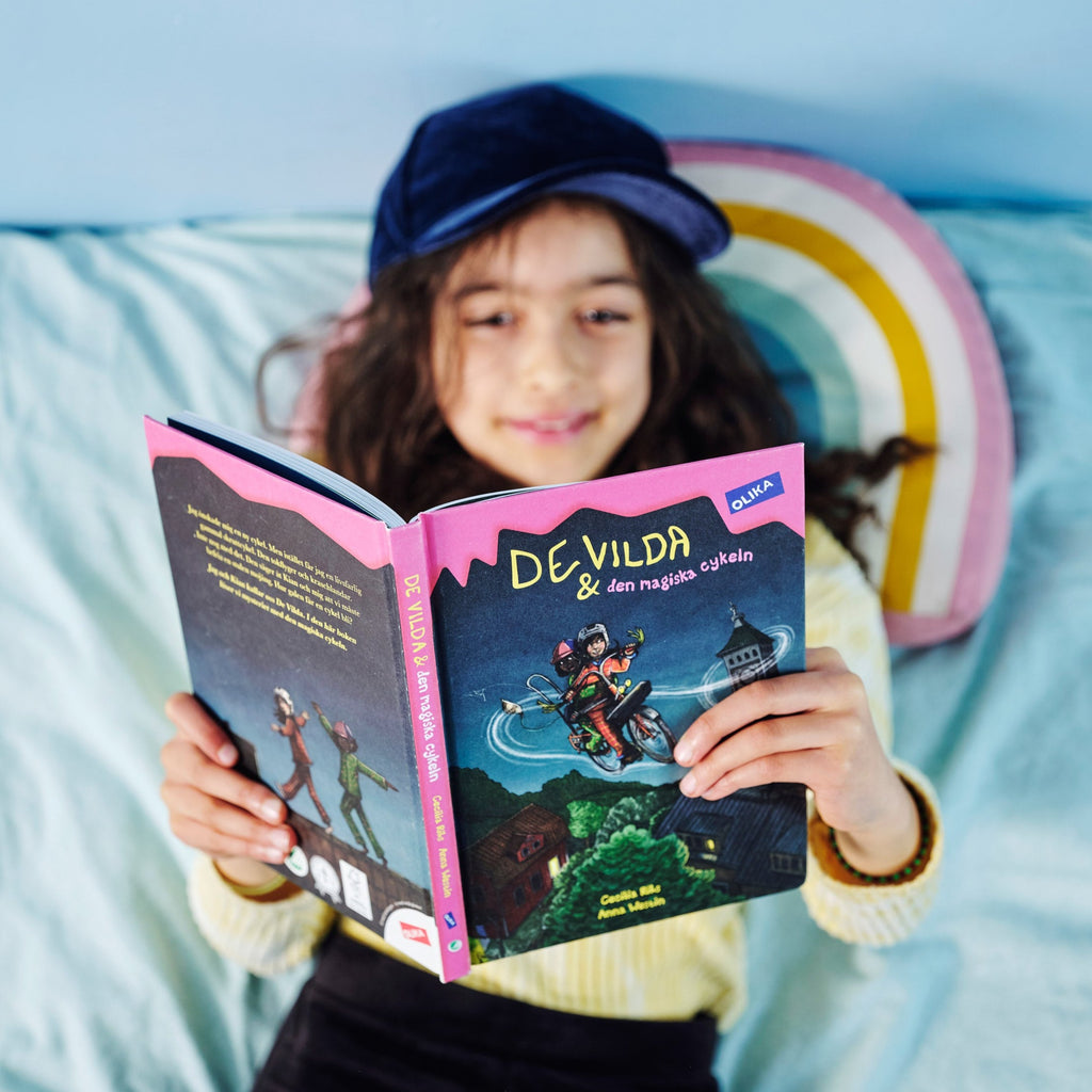 Ett barn läser De vilda & den magiska cykeln -  6-9 år - OLIKA förlag - Författare: Cecilia Rihs - Illustratör: Anna Westin