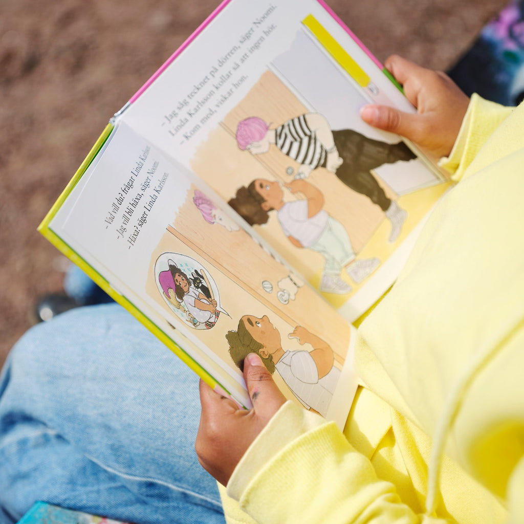 Ett barn sitter och läser i Hokus pokus: Häxa i läxa - Lättläst 6-9 år - OLIKA förlag - Författare: Karin Frimodig och Sara Berg - Illustratör: Hanna Böhm