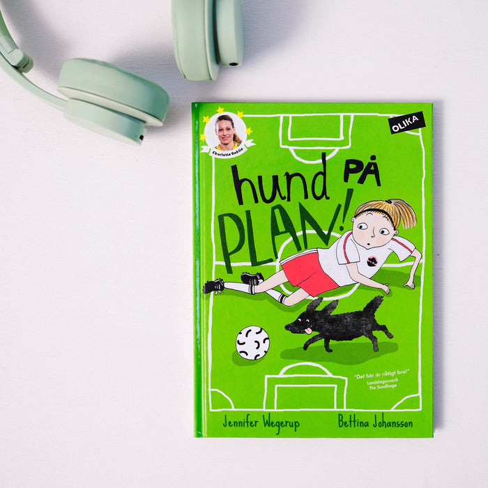 Kapitelboken Hund på plan! syns på vit yta, i övre vänstra hörnet syns ett par mintgröna hörlurar