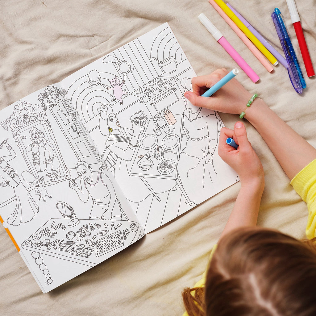 Ett barn färglägger i Rita med Dragqueens - Ritbok - OLIKA förlag - Idé och berättelse: Lady Busty och Miss Shamless Illustratör: Lovisa Lesse