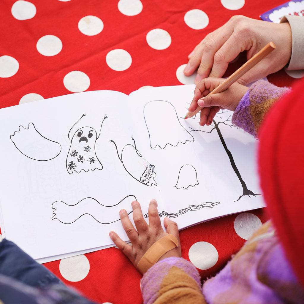 Ett barn och en vuxen ritar tillsammans i Rita & pyssla - Pyssel 3-6 år - OLIKA förlag - Illustratör: Anna Tim