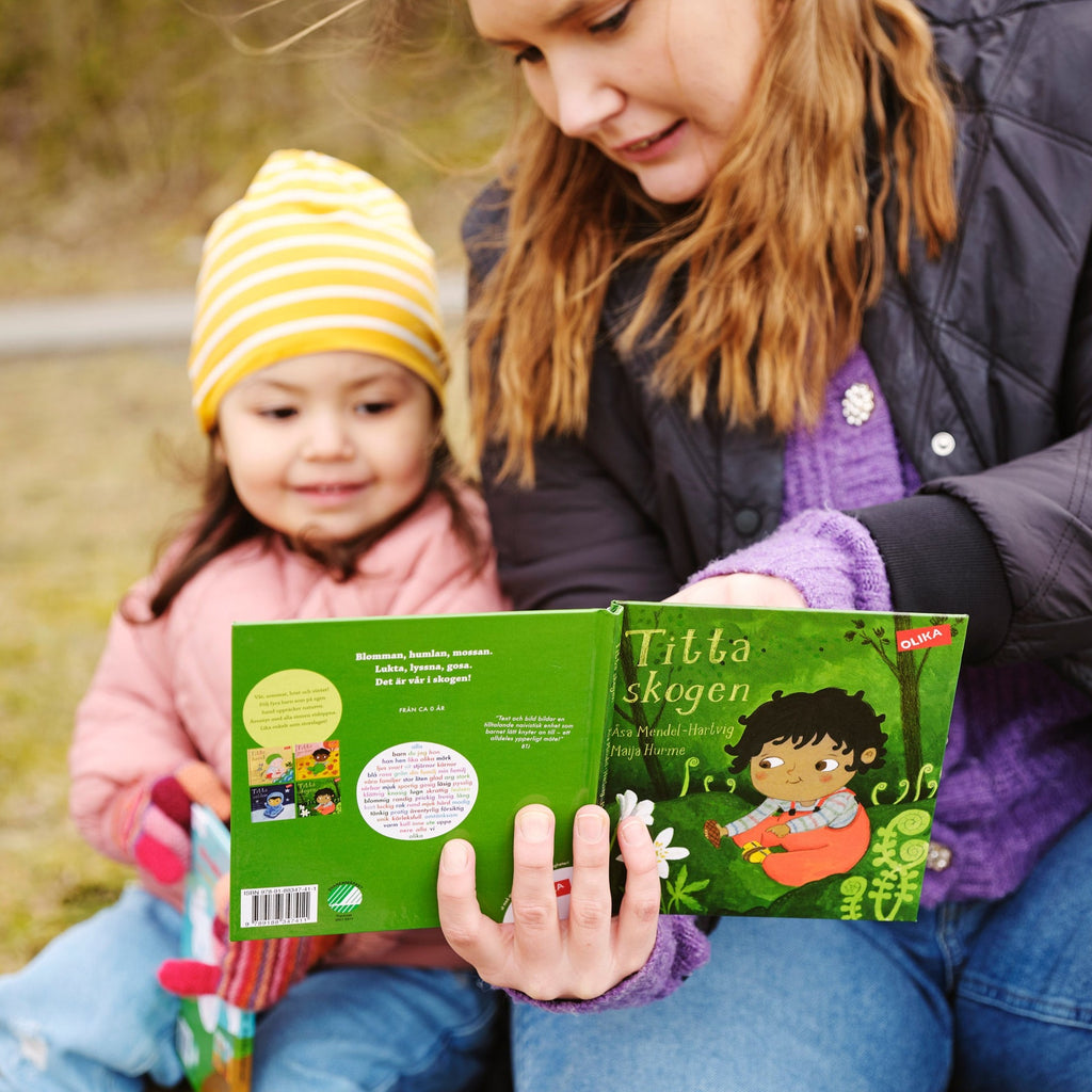 Ett barn och en vuxen läser tillsammans i Titta skogen! - Bilderbok 0-2 år - OLIKA förlag - Författare: Åsa Mendel-Hartvig - Illustratör: Maija Hurme