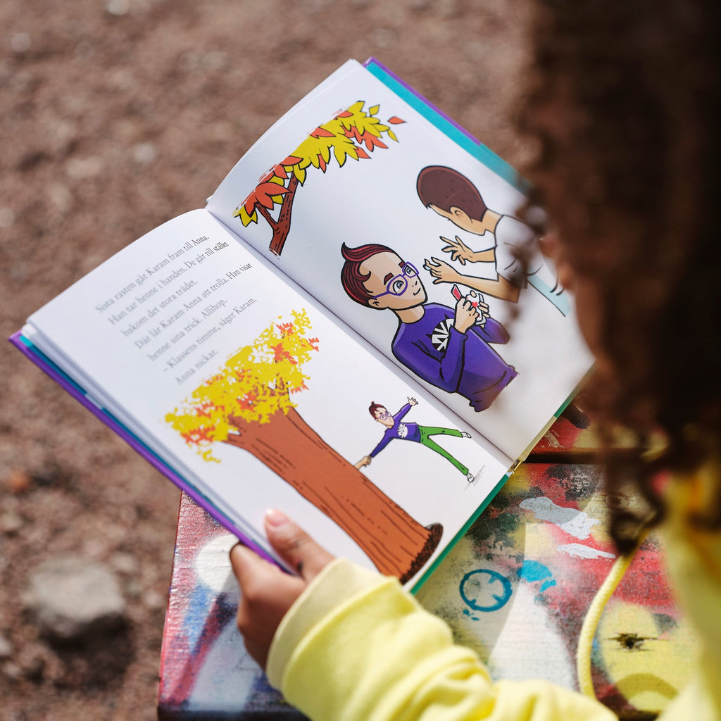 Ett barn läser ur Trolleri med Karam Nadjar - Barnen i Lyckeskolan - Lättläst bok 6-9 år - OLIKA förlag - Författare: Ebba Berg - Illustratör: Carl Flint
