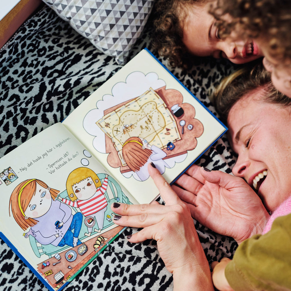 En vuxen och två barn skrattar tillsammans och läser Varför finns jag? - Bilderbok 1-3 år - OLIKA förlag - Författare: Karin Salmson - Illustratör: Lina Sandquist