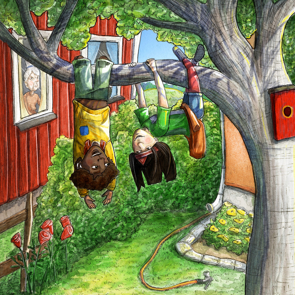 Illustration av två barn som klättrar i träd och en äldre dam som tittar på dem genom ett fönster i boken De vilda & den magiska cykeln - 6-9 år - OLIKA förlag - Författare: Cecilia Rihs - Illustratör: Anna Westin