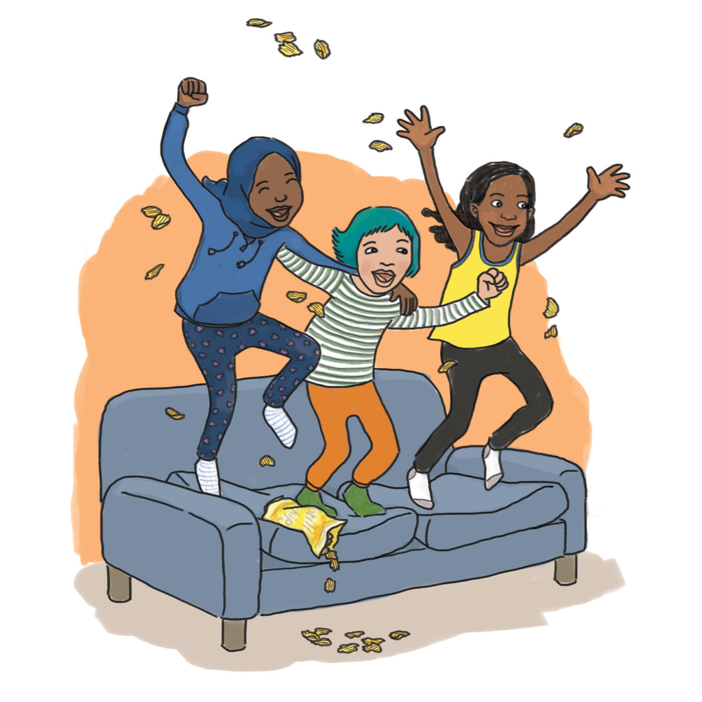 Illustration av tre glada personer som hoppar i soffan i Vilket hopp, Khaddi! - Baserad på friidrottaren Khaddi Sagnias barndom - Kapitelbok 6-9 år - OLIKA förlag - Författare: Behrang Behdjou - Illustratör: Micaela Favilla
