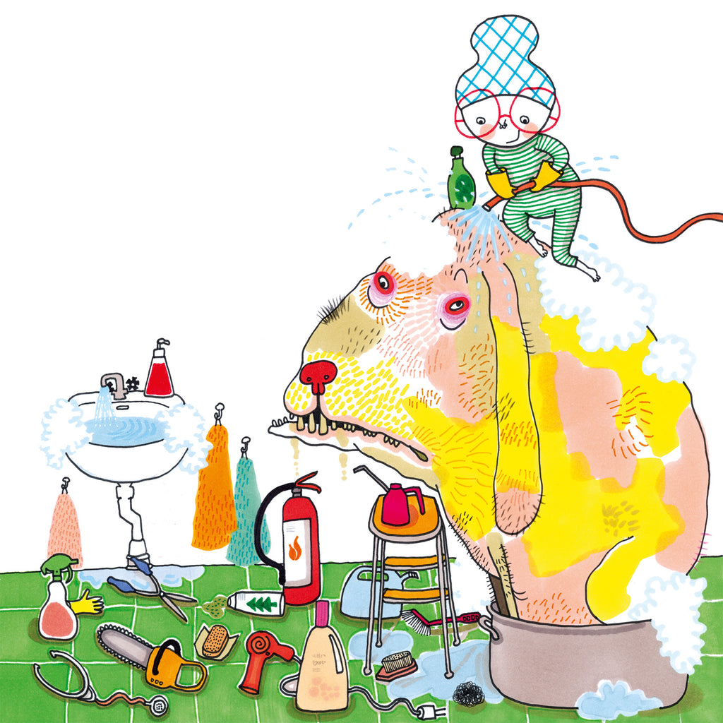 En illustration av ett barn som använder en vattenslang för att tvätta en stor monsterhund i boken Kivi & monsterhund - Bilderbok 3-6 år - OLIKA förlag - Författare: Jesper Lundqvist - Illustratör: Bettina Johansson