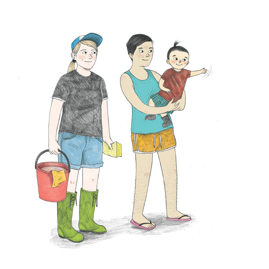 Illustration av två mammor och ett barn i Vi tvättar bilen - Bilderbok 1-3 år - OLIKA förlag - Författare: Sarah Vegna - Illustratör: Astrid Tolke
