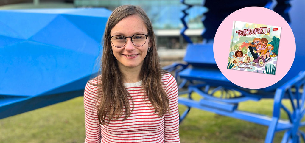 Färgfoto av författaren Alice Grimm Larsson som ler mot kameran. På fotot finns en rosa cirkel där hennes bok Turbofart syns