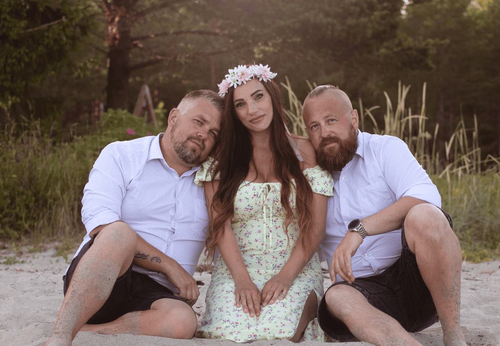 Ett färgfoto av de 3 föräldrarna från instagramkontot @pappamammapappa6barn, Axelina, Erik och Benny. De sitter på en strand