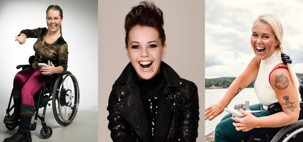 3 färgfoton av Moha Frikraft, hon sitter i sin rullstol framför vita fotoväggar, samt utomhus. På alla bilder ler hon stort