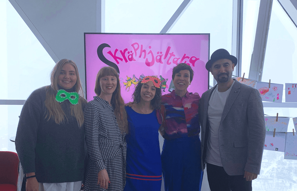 En gruppbild med ett antal personer som alla varit involverade i lanseringen av boken Skräphjältarna