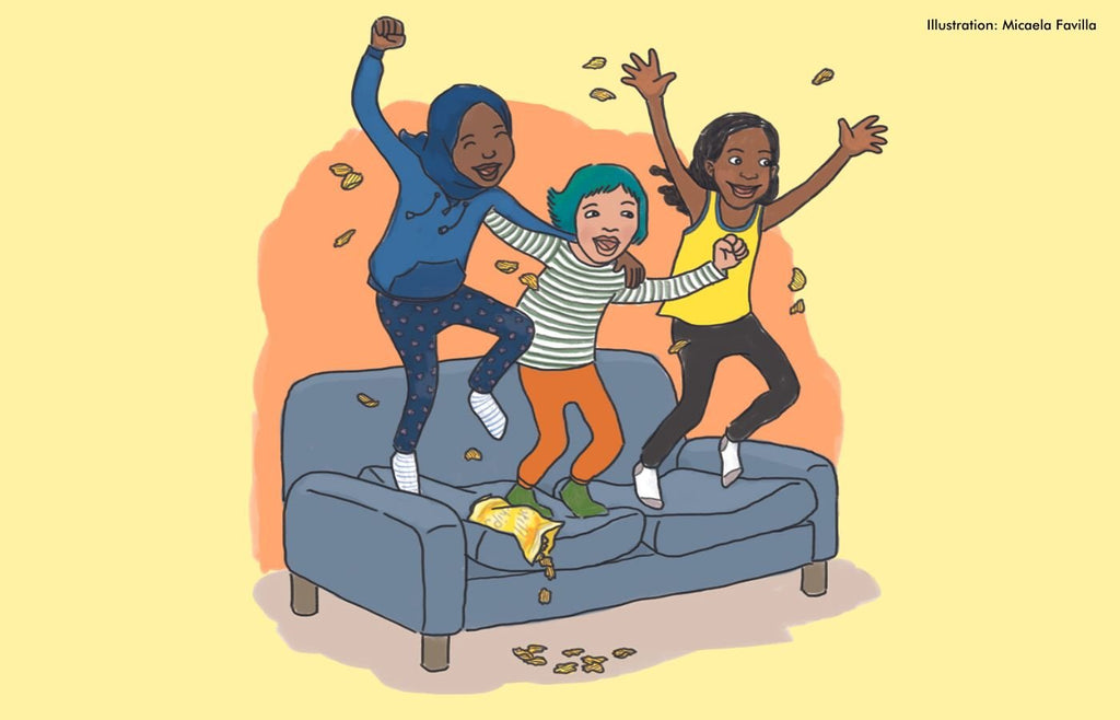 En illustration från boken Vilket hopp, Khaddi! föreställande tre glada personer som hoppar i en soffa, chips yr omkring dem