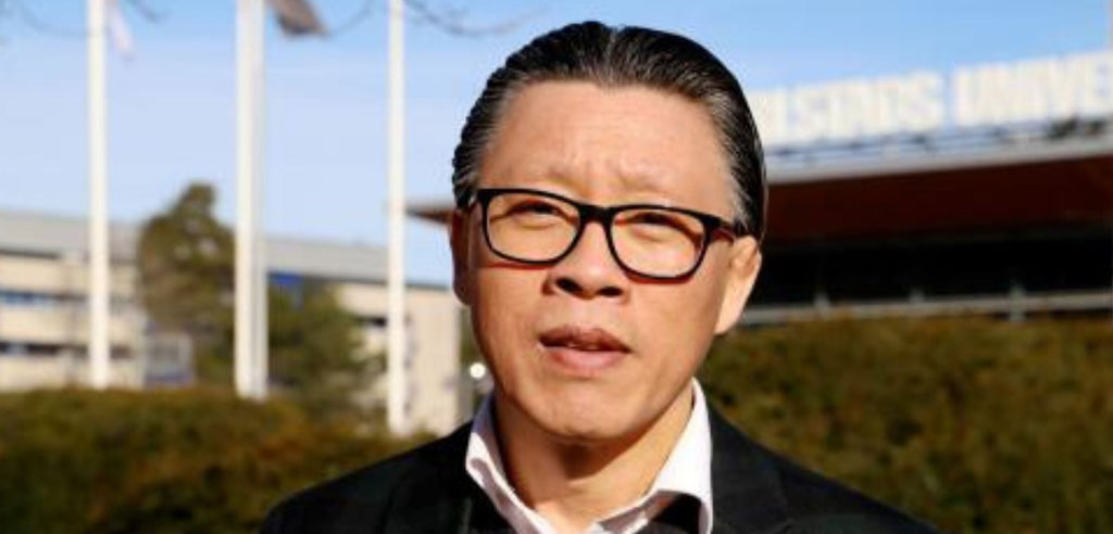 Färgfoto av Tobias Hübinette, docent i interkulturell pedagogik. Han står utomhus och ser in i kameran