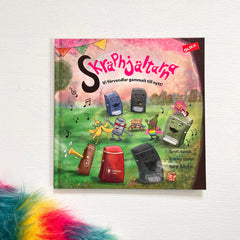 Bilderboken Skräphjältarna - vi förvandlar gammalt till nytt! på vit träyta. I hörnet syns något färgglatt & lurvigt.