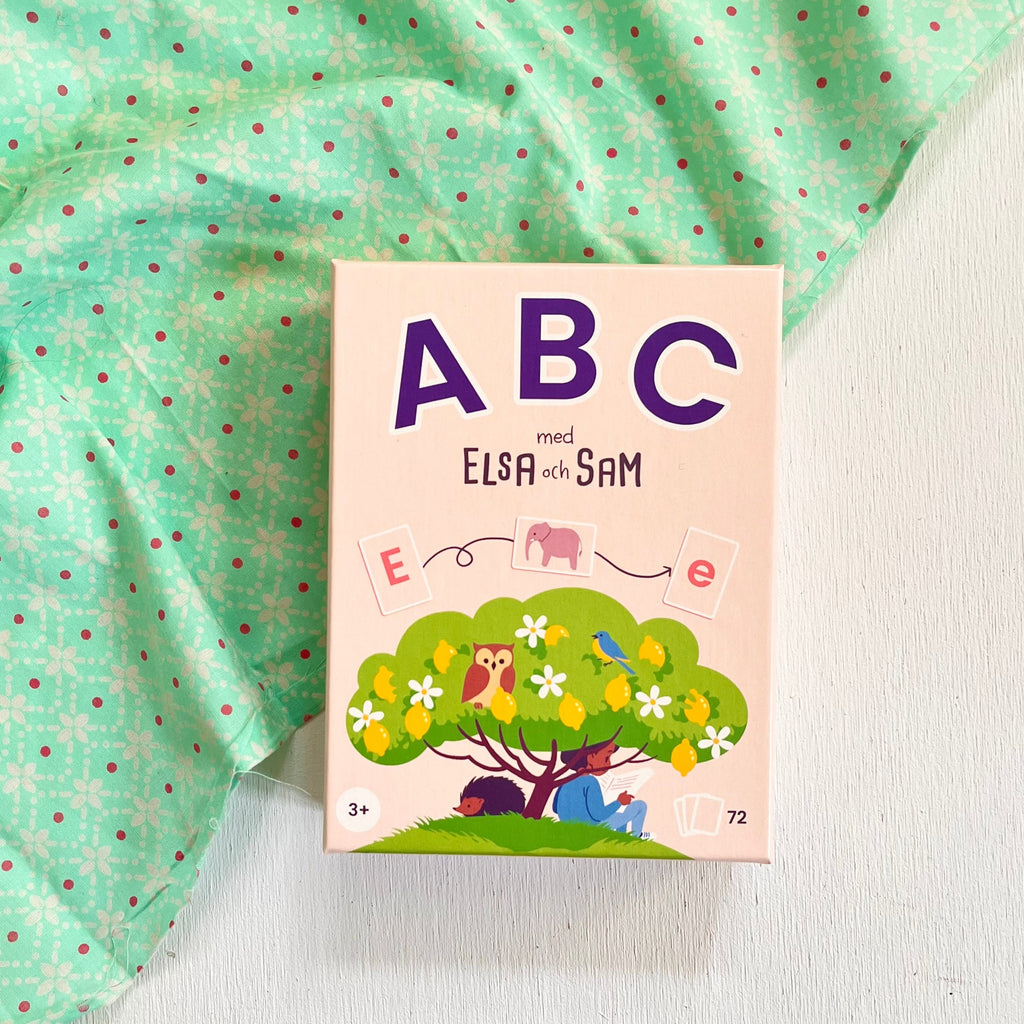 ABC spel - Färgglad ask med bokstavskort - Elsa och Sam - OLIKA