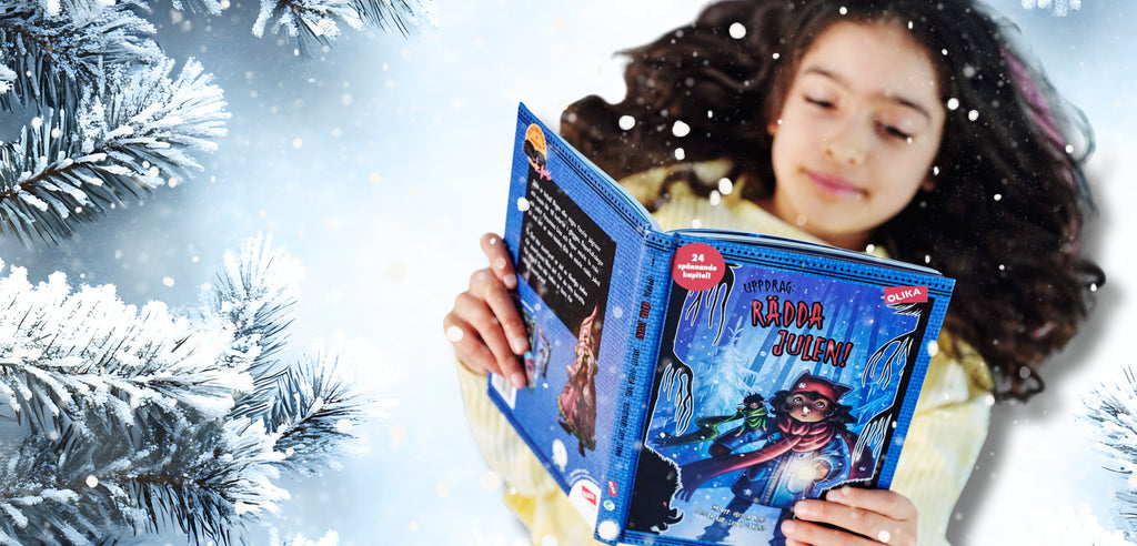 Ett barn med beige hudfärg och mörkt hår ligger i snön och läser en julbok.