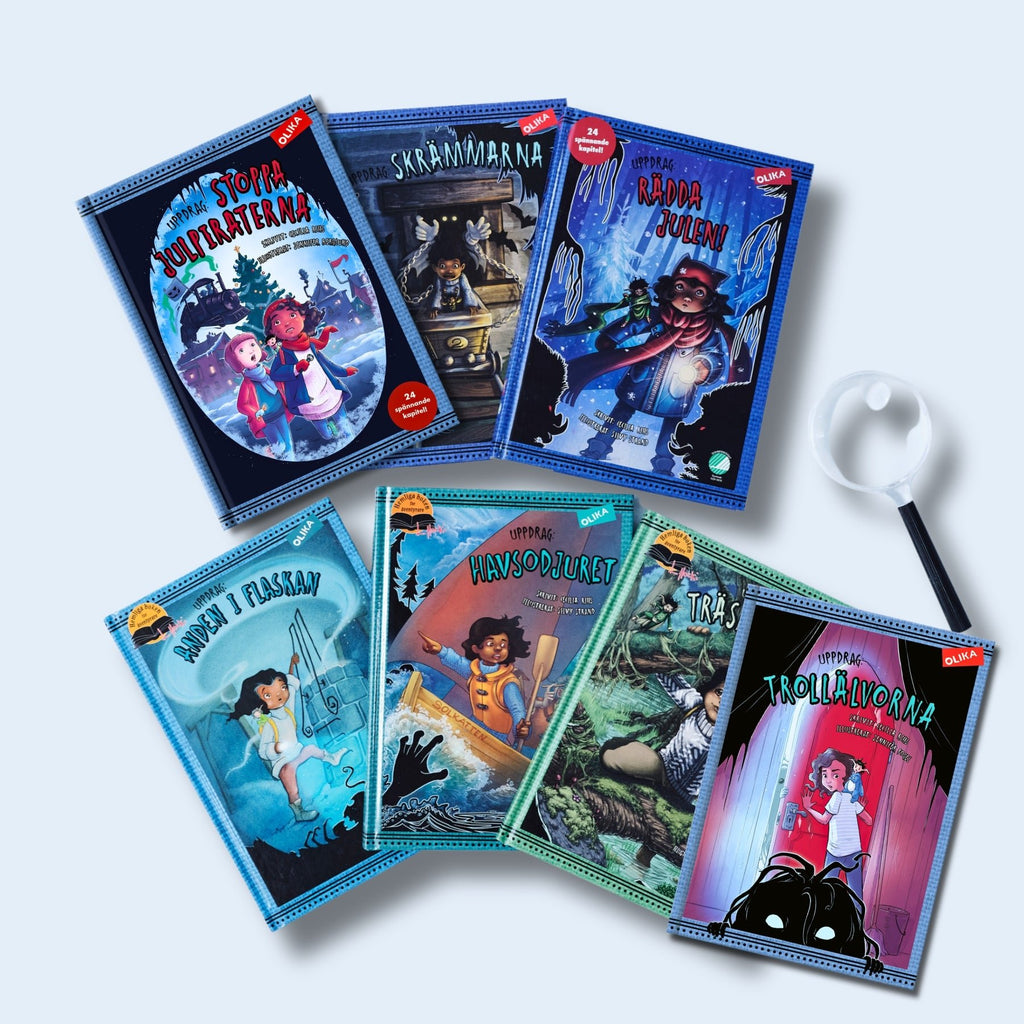 Sju kapitelböcker i Uppdragsserien syns tillsammans på blå yta, bredvid ligger ett förstoringsglas