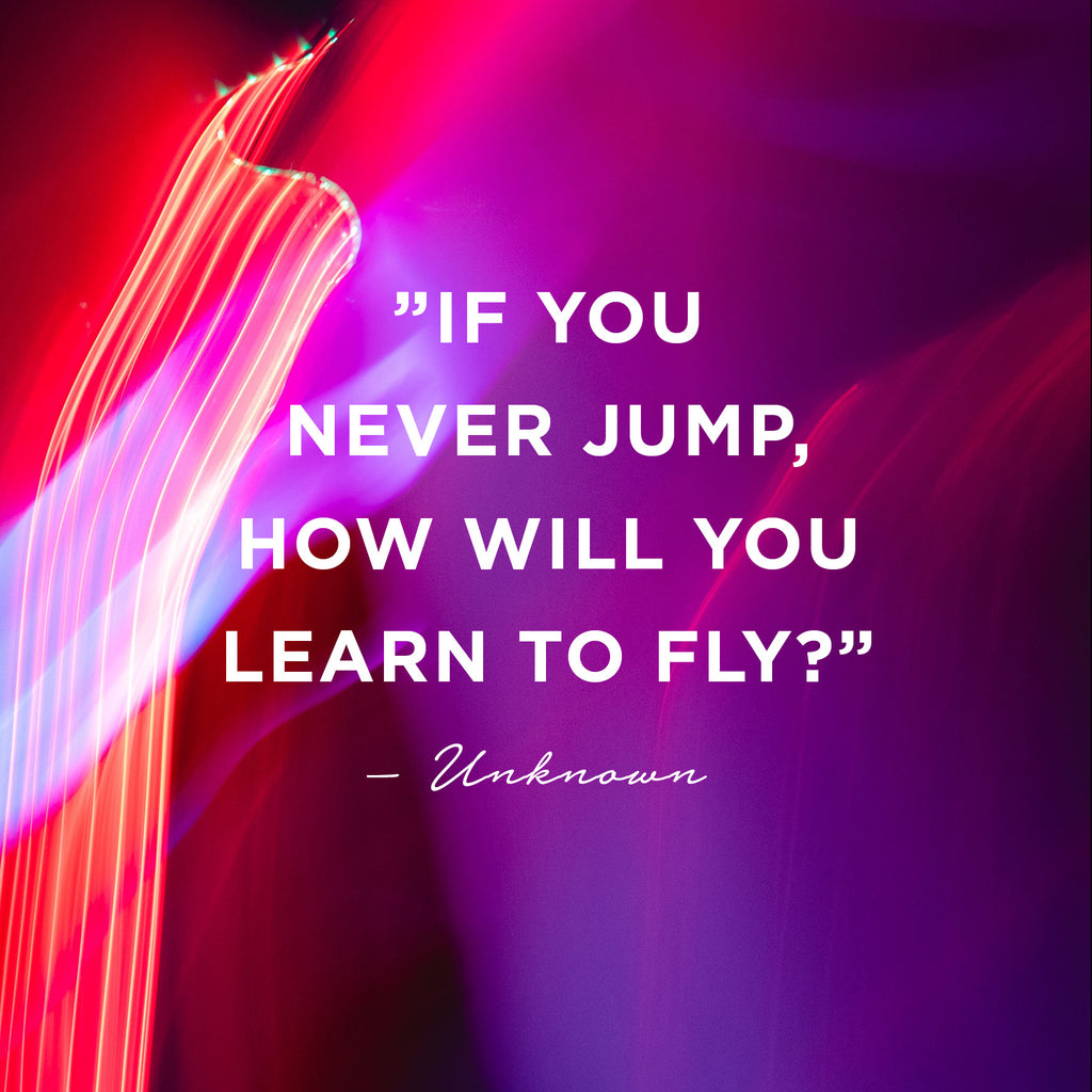 Vit text mot färgglad bakgrund