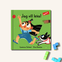 Omslag till pekboken Jag vill leka! Ett barn med långt, svart hår försöker fånga en röd boll. En hund springer efter.