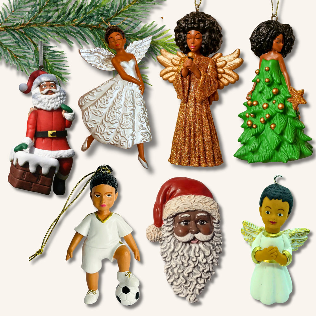 Sju juldekorationer med brun hudfärg –  tomtar, änglar, kvinna i julgransklänning, kvinnlig fotbollsspelare och en grankvist.