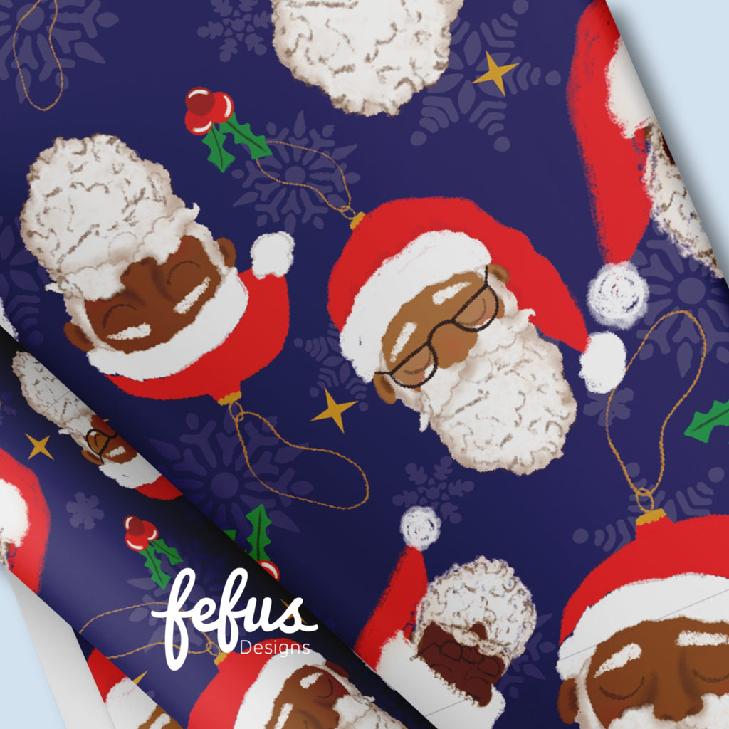 Julpapper med tomteansikten med brun hudfärg och texten ”FEFUS DESIGNS” tryckt på bilden.