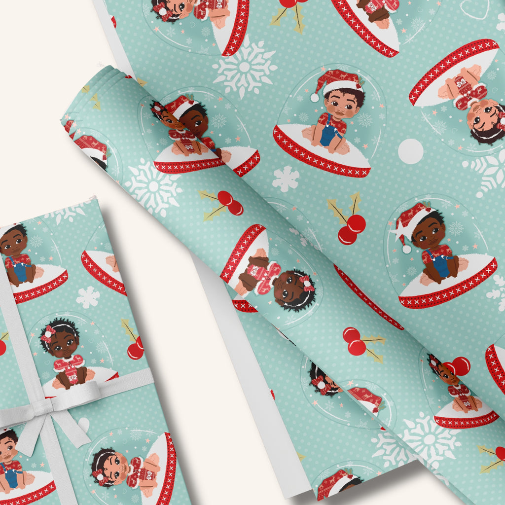 Mintgrönt julpapper med illustrationer av snöflingor och barn med brun hudfärg och  tomteluva.