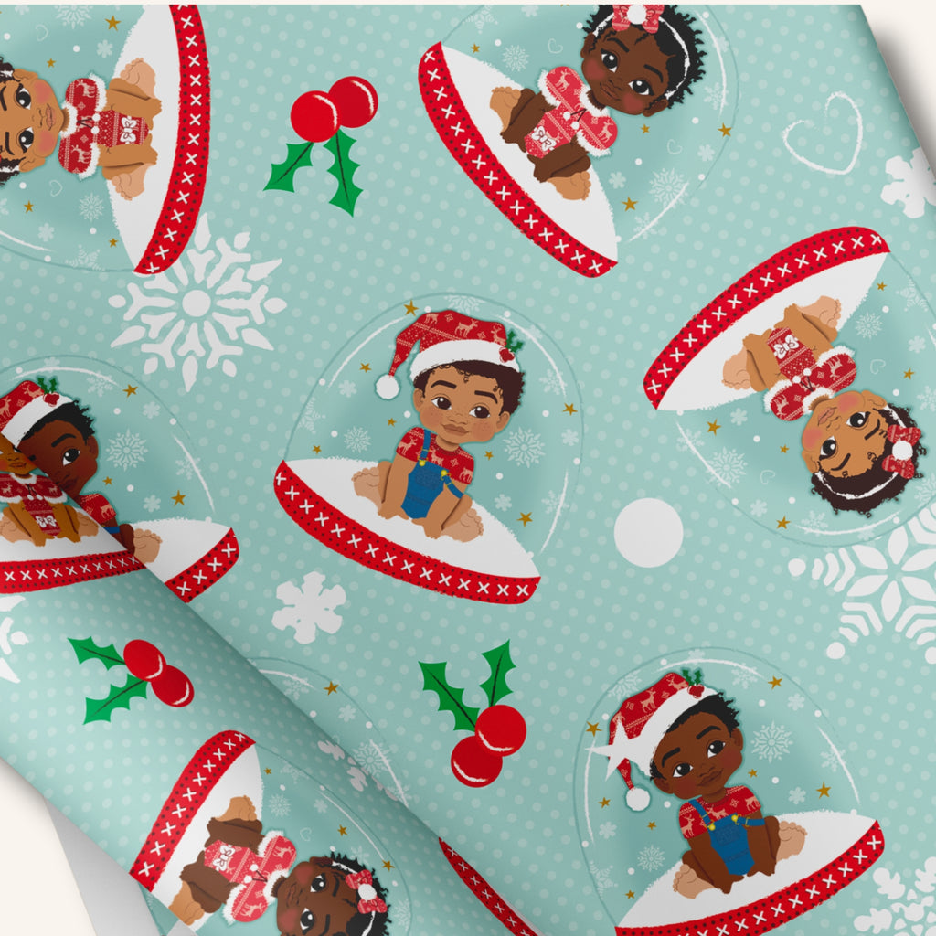 Mintgrönt julpapper med illustrationer av barn med brun hudfärg i julkläder.