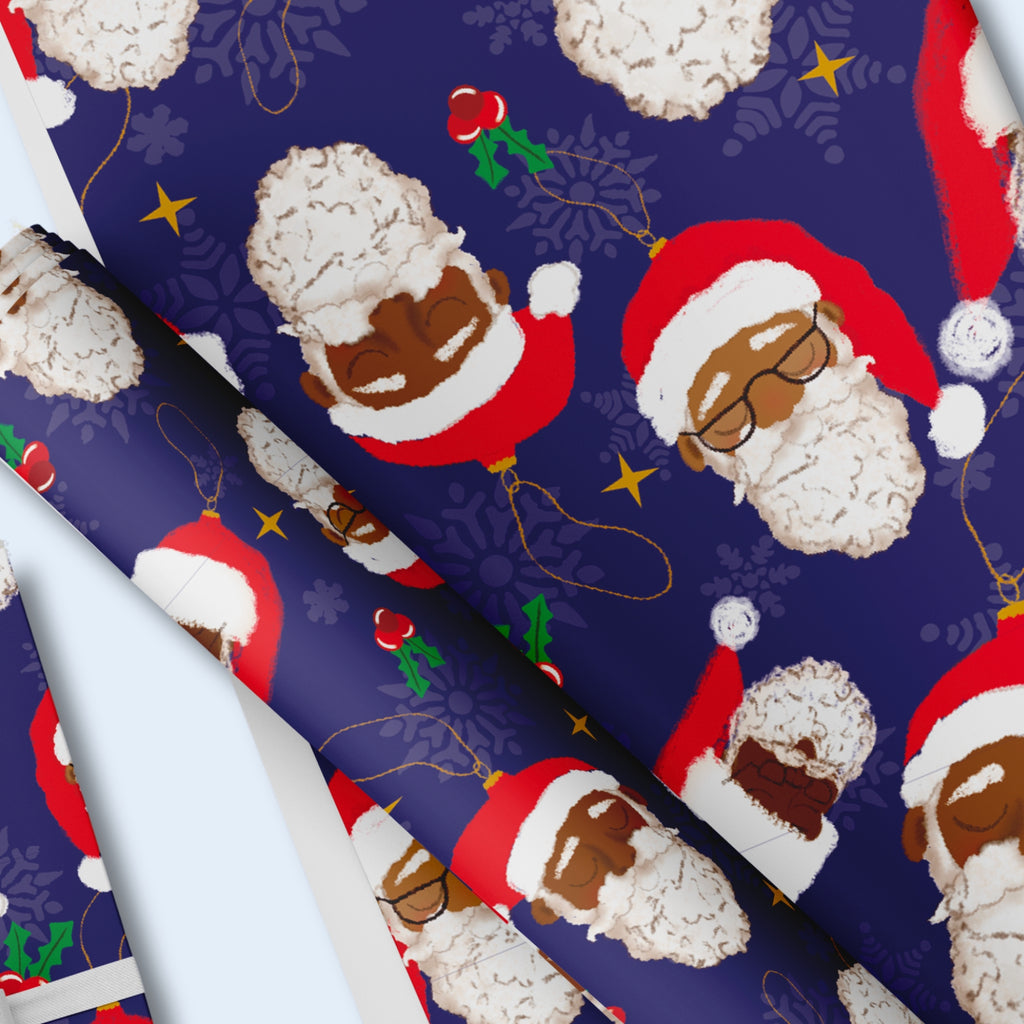 Mörkblått julpapper med tomteansikten med brun hudfärg.