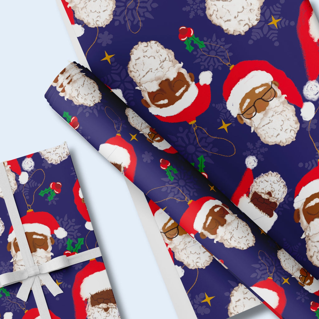 Mörkblått julpapper med snöflingor och tomteansikten med brun hudfärg.