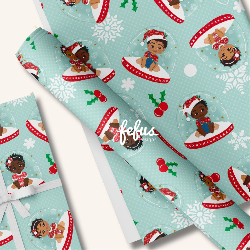 Julpapper med illustrationer av barn med brun hudfärg i julkläder och texten ”FEFUS DESIGNS” tryckt på bilden.