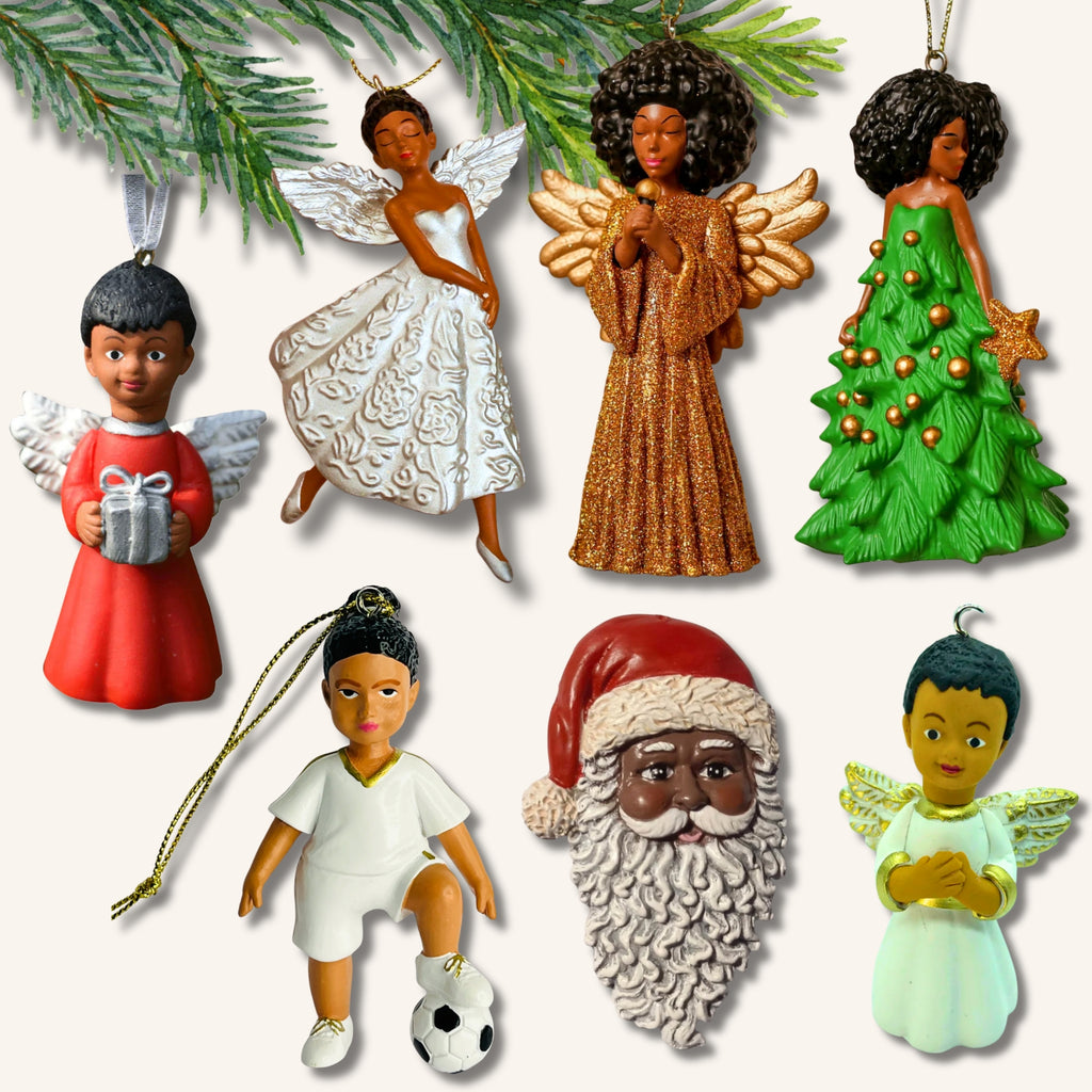 Sju juldekorationer med brun hudfärg –  tomte, änglar, kvinna i julgransklänning, kvinnlig fotbollsspelare och en grankvist.