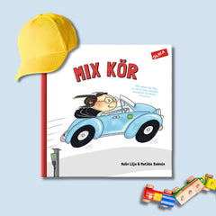 Bilderboken Mix kör på blå yta. På bokryggen sitter en gul keps och nedanför boken syns ett leksakståg i trä