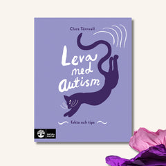 Bokomslaget Leva med autism är ljuslila med en mörklila katt på
