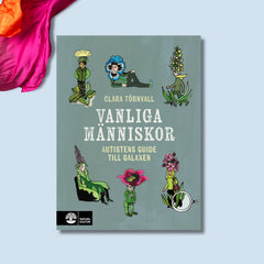 Bokomslaget Vanliga människor är grågrönt och med små människor klädda som olika blommor
