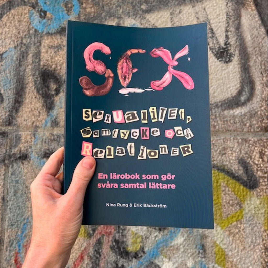 En hand som håller upp boken SEX, sexualitet, samtycke och relationer av Nina Rung