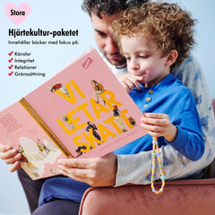 Ett barn och en vuxen läser tillsammans bilderboken Vi letar skatt. På bilden finns också text med information om produkten 