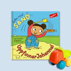 Omslag till boken Leka med SAND där UppfinnarJohanna sitter i en sandlåda och silar sand 