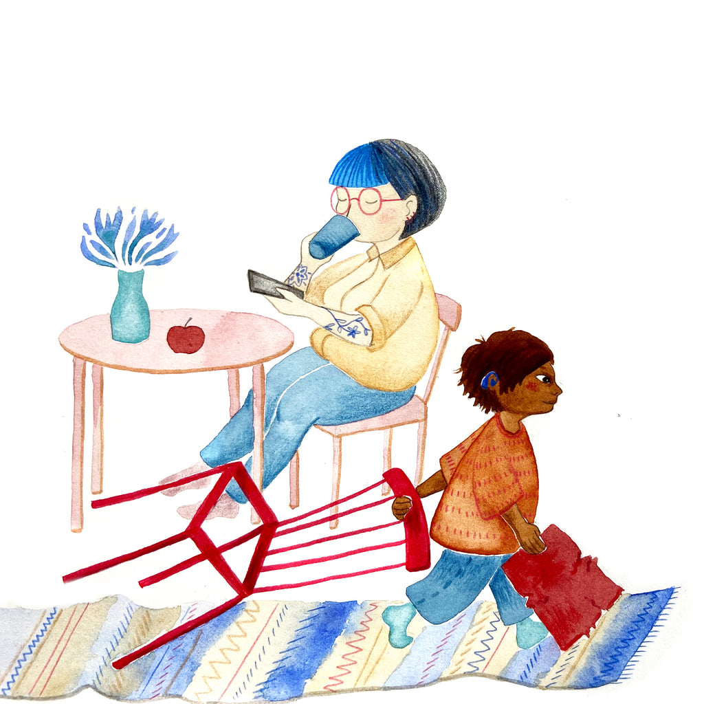 Illustration. Ett barn med hörapparat går förbi med en stol dragandes efter sig. En vuxen dricker kaffe i bakgrunden. - Lo räddar en stol - Bilderbok 1-3 år - OLIKA förlag - Författare: Sarah Vegna - Illustratör: Alaya Vindelman