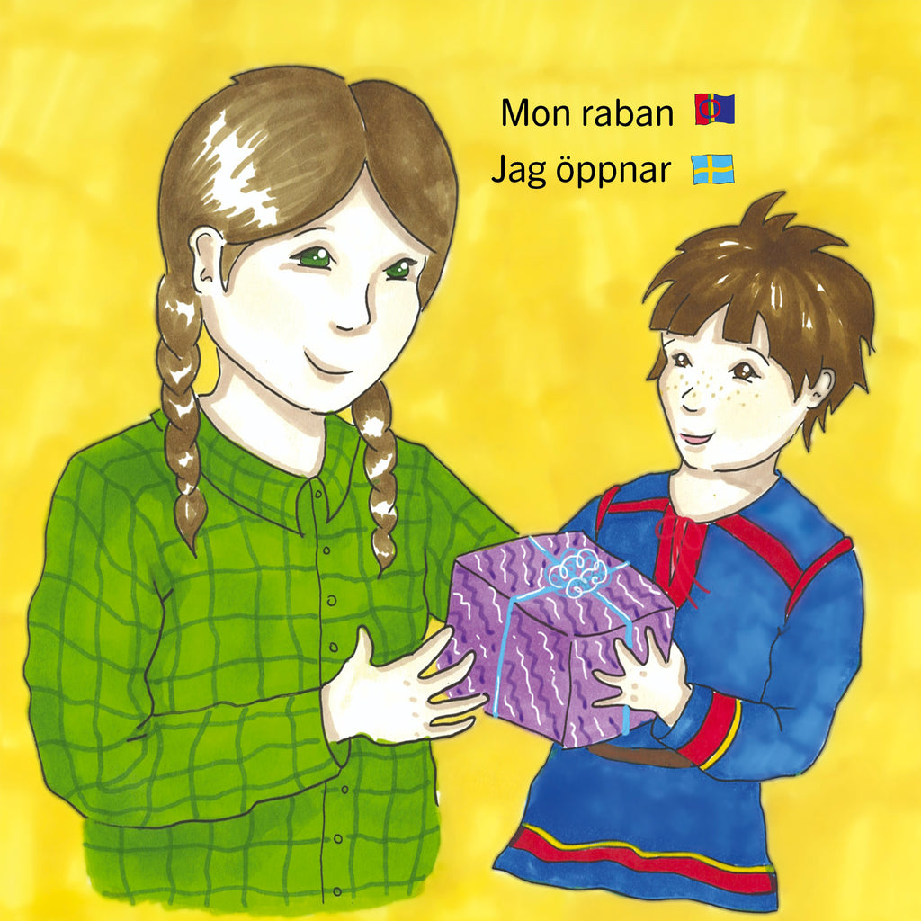 En vuxen överräcker ett paket till ett barn. Text i bild: Mon raban - Jag öppnar - Fest i Sápmi - Pekbok 0-2 år - OLIKA förlag - Författare: Elin Marakatt - Illustratör: Anna-Stina Svonni