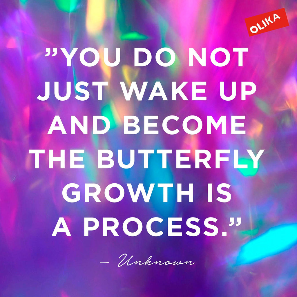 Vit text mot färgglad bakgrund