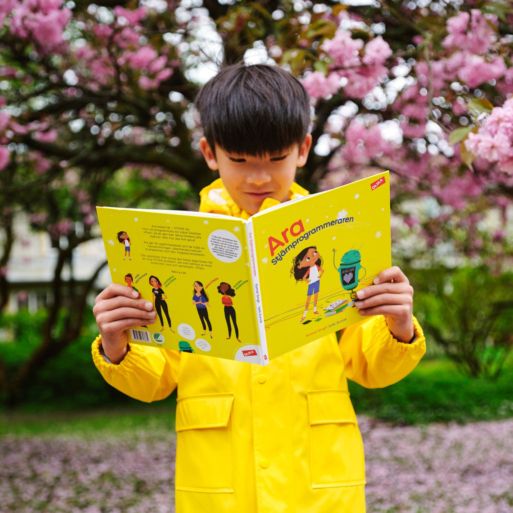Ett barn läser i Ara Stjärnprogrammeraren - Bilderbok 3-6 år - OLIKA förlag - Författare: Komal Singh - Illustratör: Ipek Konak