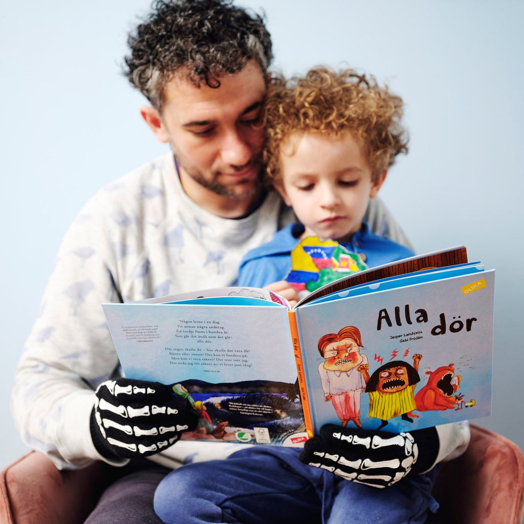 Förälder läser för ett barn ur boken Alla dör - Bilderbok 3-6 år - OLIKA förlag - Författare: Jesper Lundqvist - Illustratör: Gabrielle Frödén
