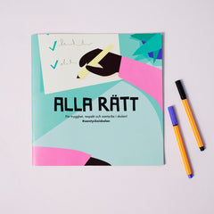 Metodboken ALLA RÄTT syns på vit yta med några pennor