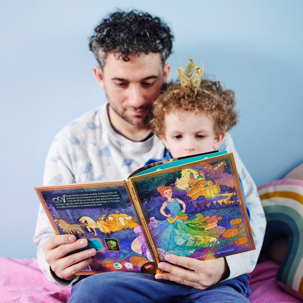 En förälder och barn läser tillsammans ur Askungen - Bilderbok 3-6 år - OLIKA förlag - Författare: Alexander Jansson och Sofia Jensfelt - Illustratör: Silvy Strand
