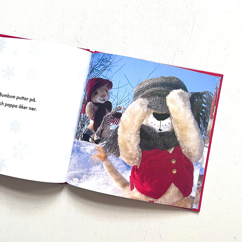 En nallebjörn som som har en halsduk för ögonen - Bumbum åker fort - Bilderbok 1-3  år - OLIKA förlag - Författare och fotograf: Ann-Christine Magnusson