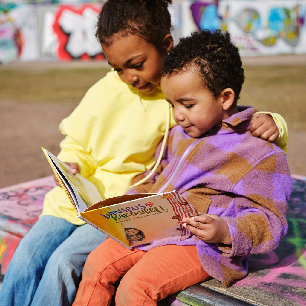 Två barn läser tillsammans i Dansbus och kaktrubbel - Bilderbok 3-6 år - OLIKA förlag - Författare: Marin Salto Illustratör: Marcus Gunnar Pettersson