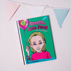 Lätt att läsa boken Grattis, Svea Fors! syns på vit yta, ovanför syns en färgglad vimpelgirlang i transflaggans färger