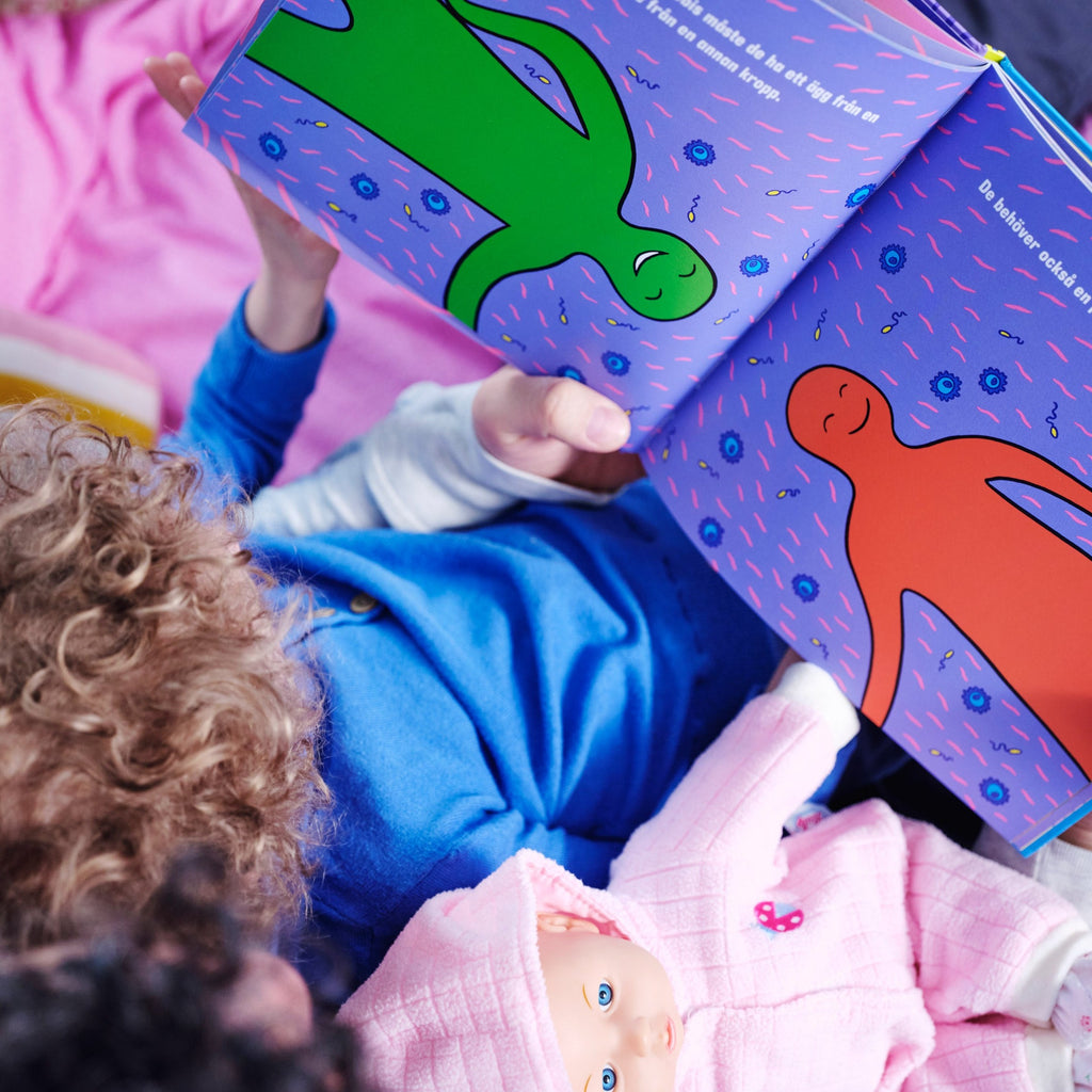 Ett barn bläddrar i Hur görs bebisar? - Bilderbok 3-6 år - OLIKA förlag - Författare: Cory Silverberg Illustratör: Fiona Smyth